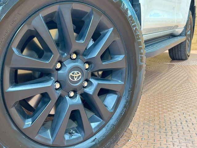 【純正18インチアルミホイール】外観にマッチした純正アルミホイールを装着しております。各種社外アルミホイールや、スタッドレスタイヤも取扱いしております。是非ご相談ください♪