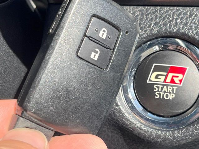 �y�X�}�[�g�L�[�z�J�o����|�P�b�g�ɓ��ꂽ�܂܂ł��h�A�̎{���E�������\�ȃX�}�[�g�L�[�𑕔��B�G���W���̃I���E�I�t�����J�M�����o���K�v����������Ƃ��Ă��֗��ł���