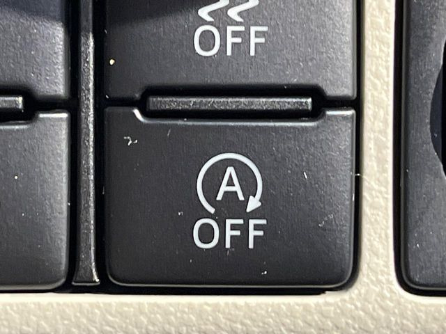 【アイドリングストップ】赤信号や渋滞で停車した際にエンジンを停止し、無駄な燃料の消費を抑えます。燃費向上や環境保護につなげる機能♪エンジンはブレーキを離せば再始動します。