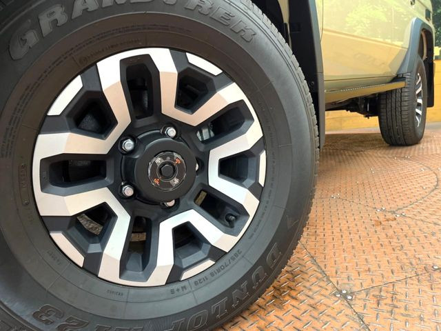 �y����16�C���`�A���~�z�C�[���z�O�ςɃ}�b�`���������A���~�z�C�[���𑕒����Ă���܂��B�e��ЊO�A���~�z�C�[����A�X�^�b�h���X�^�C�����戵�����Ă���܂��B���񂲑��k����������