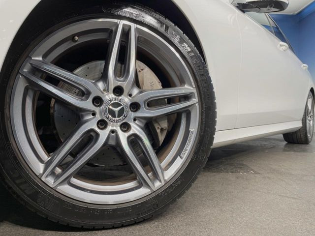 ●純正19インチアルミホイール:輸入車ならではの卓越した走りを支えるホイールと足回りです!日本車の走りに慣れている方にもぜひ体感して頂きたいほど、高いレベルでまとまっています!