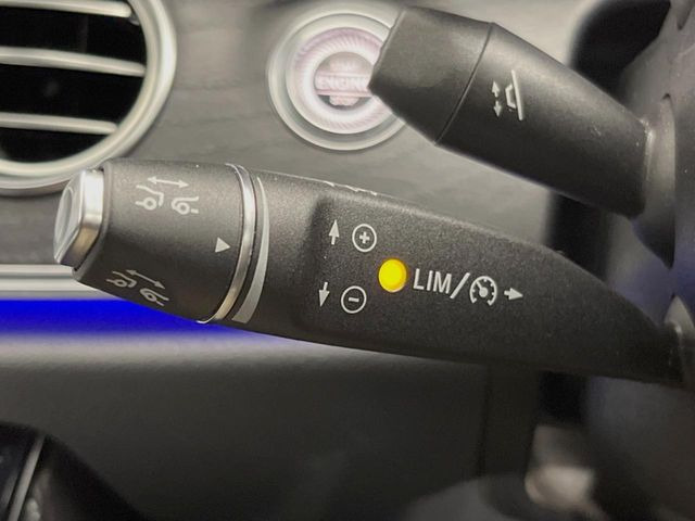 ●レーダークルーズコントロール:前の車との車間距離を一定にとりつつ、一定速度で自動走行してくれる次世代のクルーズコントロール!主に高速道路や自動車専用道路で使用する便利な機能です!