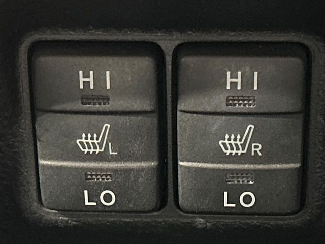 【シートヒーター】寒い日に重宝するシートヒーター!エアコンより早く温まってくれるので寒がりの人も安心ですね♪エアコンの温風は乾燥するから苦手、という方にもをおすすめです。