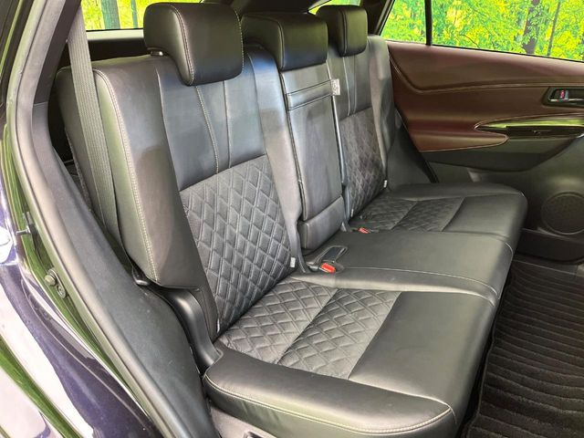 後部座席も気になるようなキズ・汚れやへたり等、大きなダメージはなく、良好な状態です。