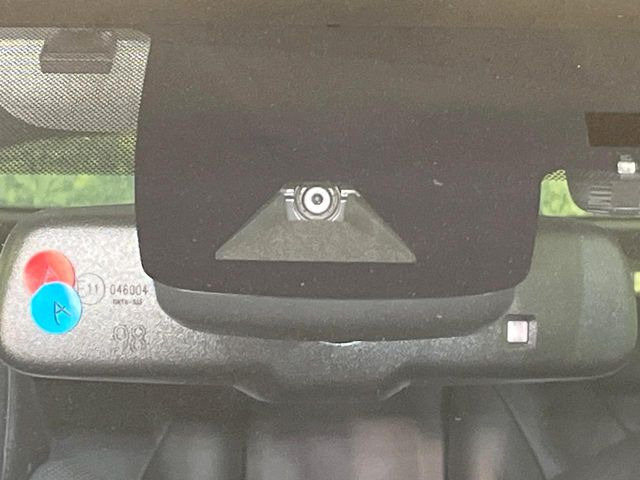 【トヨタセーフティセンス】走行中に前方の車両等を認識し、衝突しそうな時は警報とブレーキで衝突回避と被害軽減をアシスト。より安全にドライブをお楽しみいただけます。