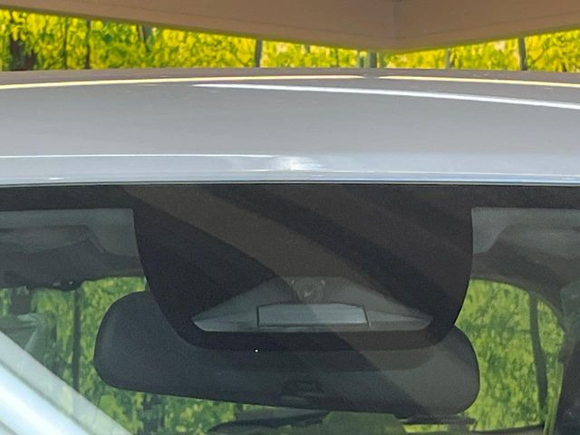 �y�z���_�Z���V���O�z���s���ɑO���̎ԗ�����F�����A�Փ˂������Ȏ��͌x��ƃu���[�L�ŏՓˉ���Ɣ�Q�y�����A�V�X�g�B�����S�Ƀh���C�u�����y���݂��������܂��B