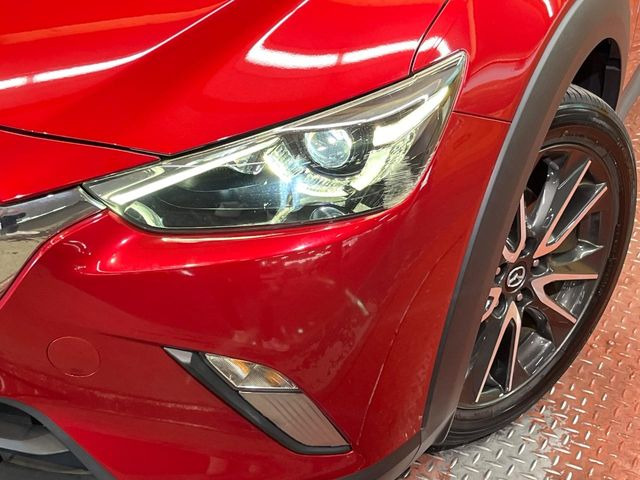 【HIDヘッドライト】非常に明るく前方を照らしてくれるので、悪天候や夜間の走行時も視界良好で安心してお乗りいただけます。