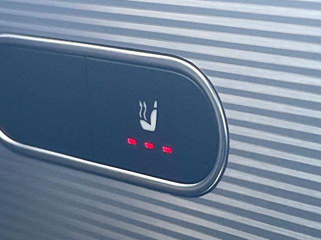 ●フロントシートヒーティング:運転席・助手席共に三段階で調節が可能なシートヒーターを装備しております。季節を問わず快適にご使用いただけます。