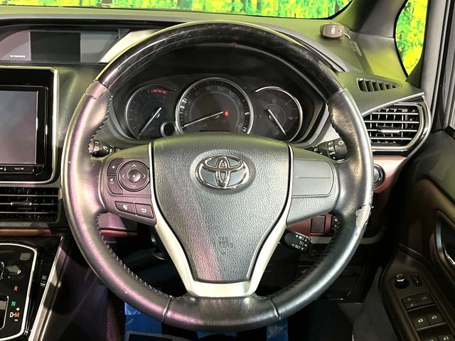 【ウッドコンビステアリング】高級感ある木目調パーツを採用した手に良く馴染むコンビハンドル。運転席廻りの雰囲気も一気に豪華になります!