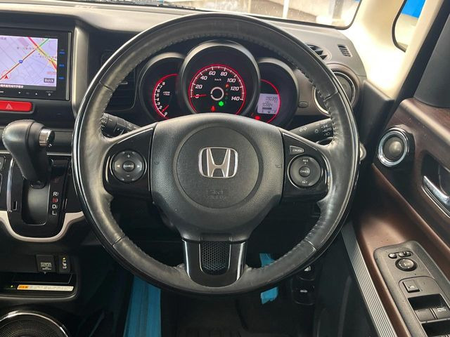 �y�����v�����X�e�A�����O�z�㎿�Ȋv���g�p���邱�ƂŁA��ɂ����������݂ƂĂ��^�]���₷���n���h���ł���