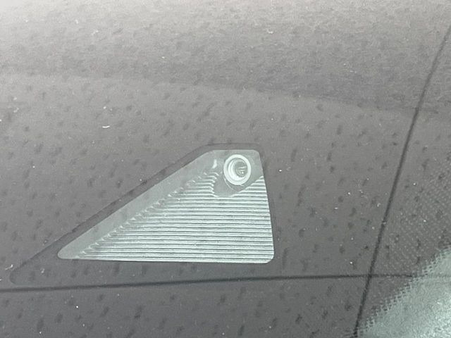 【i-ACTIVESENSE】走行中に前方の車両等を認識し、衝突しそうな時は警報とブレーキで衝突回避と被害軽減をアシスト。より安全にドライブをお楽しみいただけます。