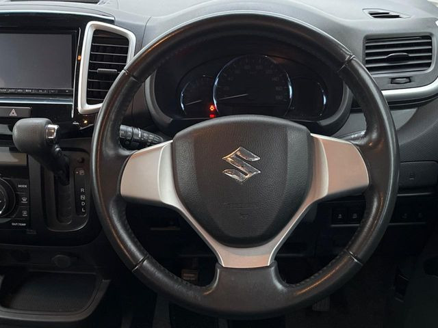 �C���e���A�ɍ��킹���f�U�C���̃X�e�A�����O�́A�^�]�������̂��Ƃ��l���A�^�]���₷���`��A�傫���ł��B�����x�A���ۂɐG���Ă��m���߂��������B