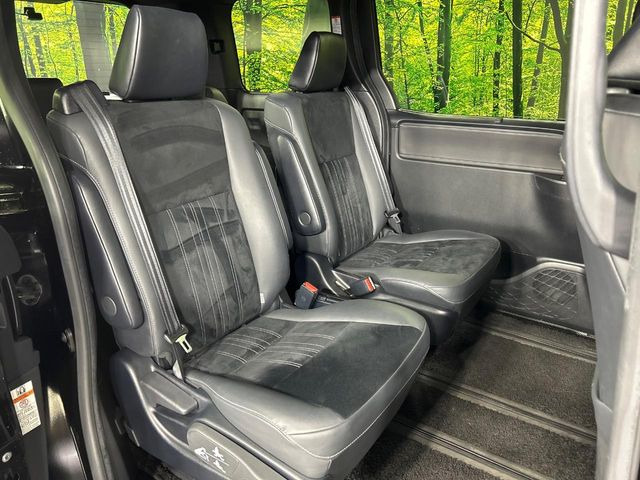 後部座席も気になるようなキズ・汚れやへたり等、大きなダメージはなく、良好な状態です。