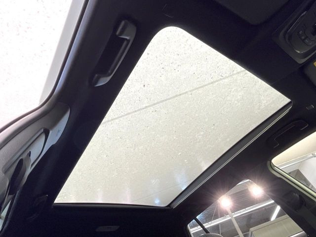 【パノラマルーフ】大型のガラスルーフ搭載で車内の解放感が一気にアップ!開放的なドライブをお楽しみいただけます。