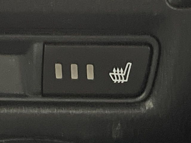 【シートヒーター】寒い日に重宝するシートヒーター!エアコンより早く温まってくれるので寒がりの人も安心ですね♪エアコンの温風は乾燥するから苦手、という方にもをおすすめです。