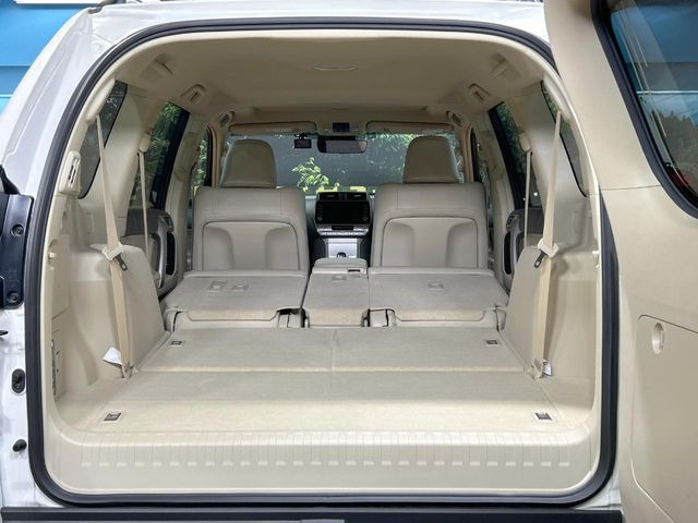 後席を格納すると、これだけの広さが!シーンに合わせたシートアレンジで、大きな荷物も積むことが出来ます♪