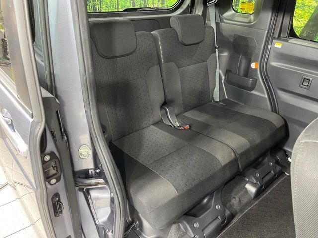 後部座席も気になるようなキズ・汚れやへたり等、大きなダメージはなく、良好な状態です。