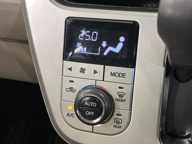 【オートエアコン】一度お好みの温度に設定すれば、車内の温度を検知し風量や温度を自動で調整。暑い…寒い…と何度もスイッチ操作をする必要はありません。快適な車内空間には必須の機能ですね♪