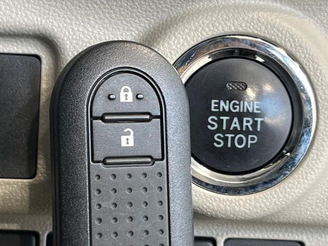 【キーフリーシステム】カバンやポケットに入れたままでもドアの施錠・解錠が可能なスマートキーを装備。エンジンのオン・オフ時もカギを取り出す必要が無いからとっても便利です♪