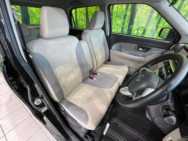 運転席シート廻りは使用感も少なく、良好な状態となっています。丁寧に使われていたことがよくわかりますね。