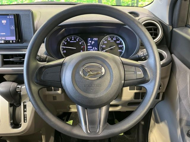 �C���e���A�ɍ��킹���f�U�C���̃X�e�A�����O�́A�^�]�������̂��Ƃ��l���A�^�]���₷���`��A�傫���ł��B�����x�A���ۂɐG���Ă��m���߂��������B