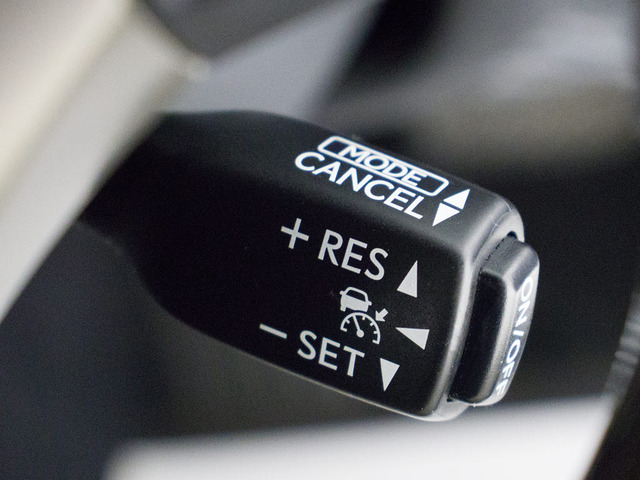 レーダークルーズコントロール  ミリ波レーダーと単眼カメラで先行車を認識し、車速に応じた車間距離を保ちながら追従走行を支援します。