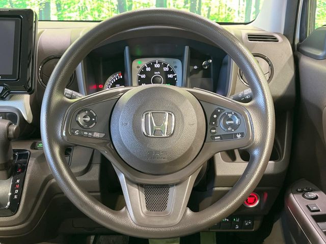 �C���e���A�ɍ��킹���f�U�C���̃X�e�A�����O�́A�^�]�������̂��Ƃ��l���A�^�]���₷���`��A�傫���ł��B�����x�A���ۂɐG���Ă��m���߂��������B