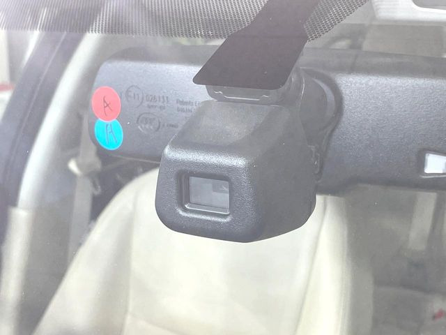 �y�G�}�[�W�F���V�[�u���[�L�z���s���ɑO���̎ԗ�����F�����A�Փ˂������Ȏ��͌x��ƃu���[�L�ŏՓˉ���Ɣ�Q�y�����A�V�X�g�B�����S�Ƀh���C�u�����y���݂��������܂��B