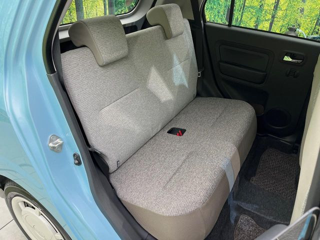 後部座席も気になるようなキズ・汚れやへたり等、大きなダメージはなく、良好な状態です。