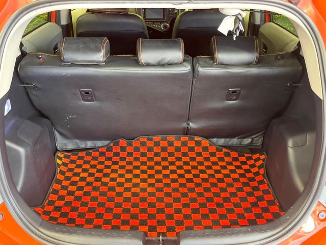 ���i�̂���������ʋ΁A���}���ɏ\���ȉ׎��X�y�[�X���m�ۂ��Ă���܂��B�Z�J���h�V�[�g��|���ƁA�傫�ȉו��̐ύڂ��\�ł���