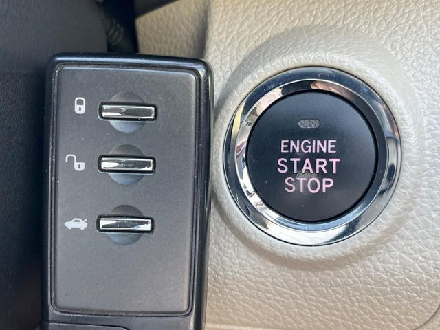 �y�A�N�Z�X�L�[&�v�b�V���X�^�[�g�z�J�o����|�P�b�g�ɓ��ꂽ�܂܂ł��h�A�̎{���E�������\�ȃX�}�[�g�L�[�𑕔��B�G���W���̃I���E�I�t�����J�M�����o���K�v�������A�{�^�����v�b�V�����邾����OK��