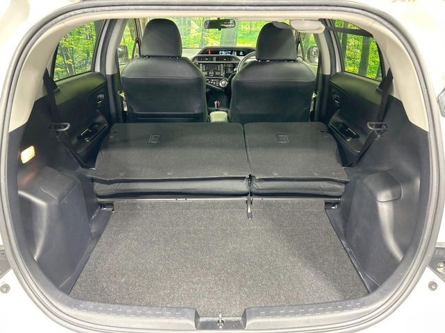 後席を格納すると、これだけの広さが!シーンに合わせたシートアレンジで、大きな荷物も積むことが出来ます♪