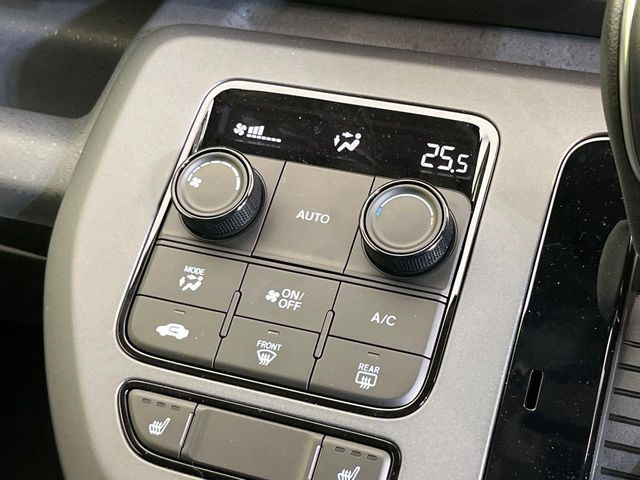 【オートエアコン】一度お好みの温度に設定すれば、車内の温度を検知し風量や温度を自動で調整。暑い&hellip;寒い&hellip;と何度もスイッチ操作をする必要はありません。快適な車内空間には必須の機能ですね♪