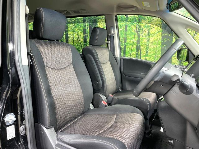 運転席まわりには十分なスペースがあり、大柄な方でもゆったり運転していただける環境です。