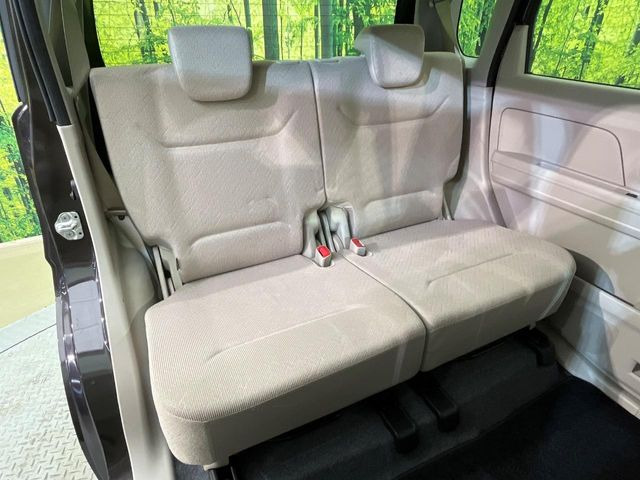 後部座席も気になるようなキズ・汚れやへたり等、大きなダメージはなく、良好な状態です。