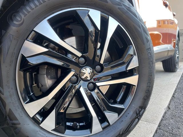 ●純正17インチアルミホイール:輸入車ならではの卓越した走りを支えるホイールと足回りです!日本車の走りに慣れている方にもぜひ体感して頂きたい程高いレベルでまとまっています!