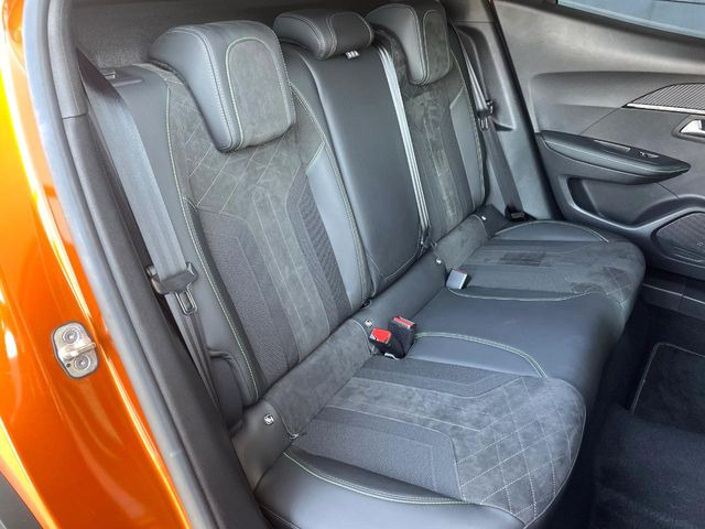 ●後席:大人が乗車しても窮屈さを感じないほど、足元も広々しております。