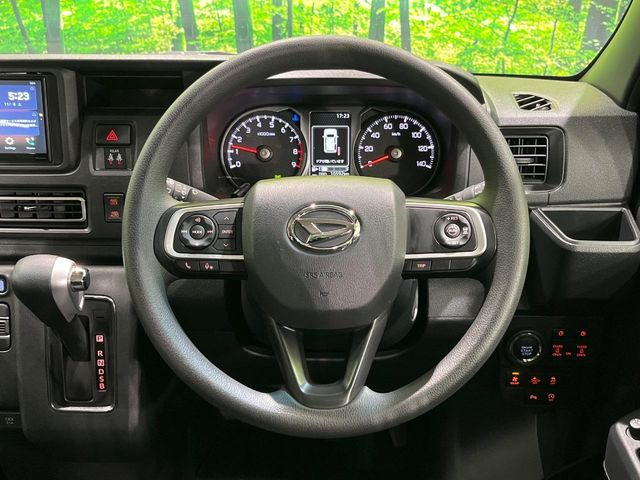 �C���e���A�ɍ��킹���f�U�C���̃X�e�A�����O�́A�^�]�������̂��Ƃ��l���A�^�]���₷���`��A�傫���ł��B�����x�A���ۂɐG���Ă��m���߂��������B