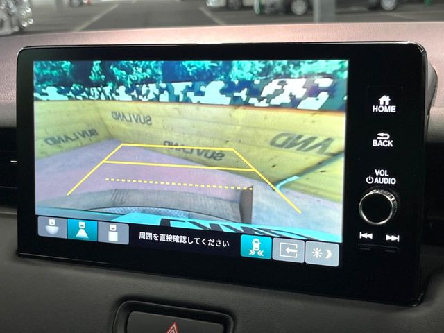 【バックカメラ】駐車時に後方がリアルタイム映像で確認できます。大型商業施設や立体駐車場での駐車時や、夜間のバック時に大活躍!運転スキルに関わらず、今や必須となった装備のひとつです!