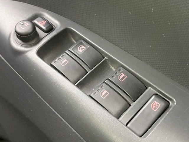 �y�d���i�[�~���[�z�T�C�h�~���[�͓d���i�[���ƂȂ��Ă���A�������ԏ�ł��L�Y�������X�N��}�����܂��B