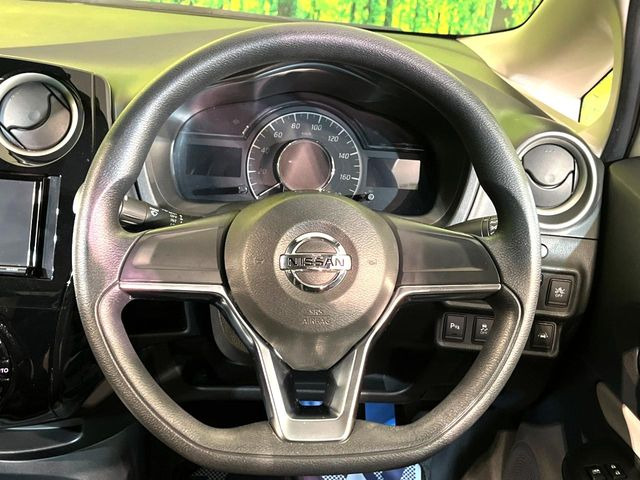 �C���e���A�ɍ��킹���f�U�C���̃X�e�A�����O�́A�^�]�������̂��Ƃ��l���A�^�]���₷���`��A�傫���ł��B�����x�A���ۂɐG���Ă��m���߂��������B