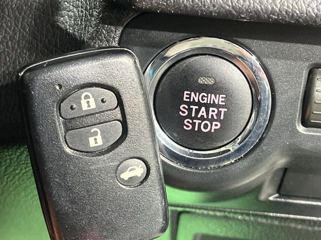 【アクセスキー&プッシュスタート】カバンやポケットに入れたままでもドアの施錠・解錠が可能なスマートキーを装備。エンジンのオン・オフ時もカギを取り出す必要が無く、ボタンをプッシュするだけでOK♪