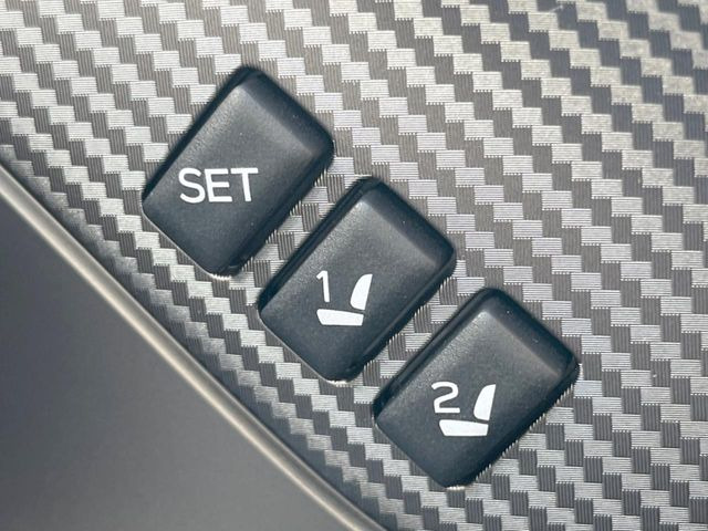 【メモリー機能付きパワーシート】ドライバーごとに設定したシート位置を記憶して、ボタン一つで切り替えできる便利な機能!運転する方が複数名いらっしゃるご家庭におすすめです♪