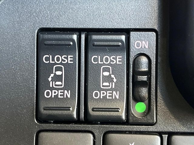 【両側パワースライドドア】スマートキーや運転席のスイッチで後席両側スライドドアの開閉が可能♪電動だから力を入れてドアを開ける必要が無く、小さなお子様でも簡単に開け閉めでき快適です♪