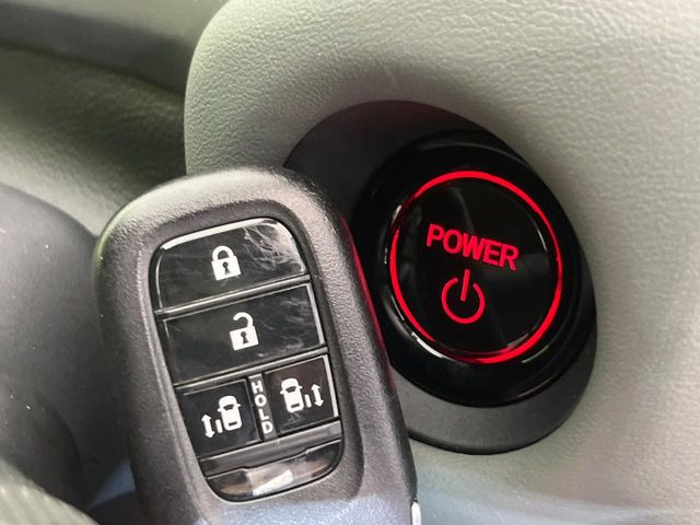 【Hondaスマートキー】カバンやポケットに入れたままでもドアの施錠・解錠が可能なスマートキーを装備。エンジンのオン・オフ時もカギを取り出す必要が無いからとっても便利です♪