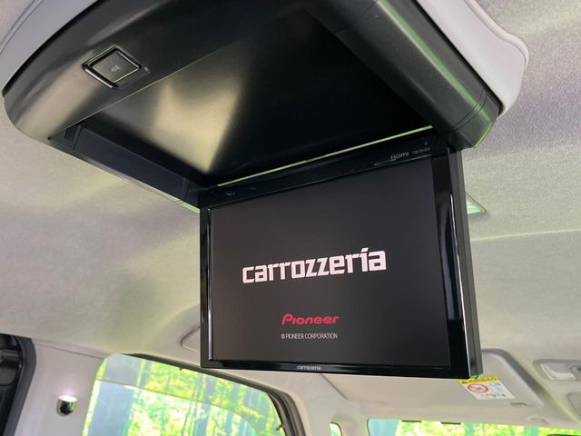 【後席モニター】家族や友人とお出かけする機会が多い方に大人気の後席モニターを装備!見やすい位置に画面がありテレビやDVDの視聴も快適!友達もお子様も、後席にしか乗らなくなるかも??