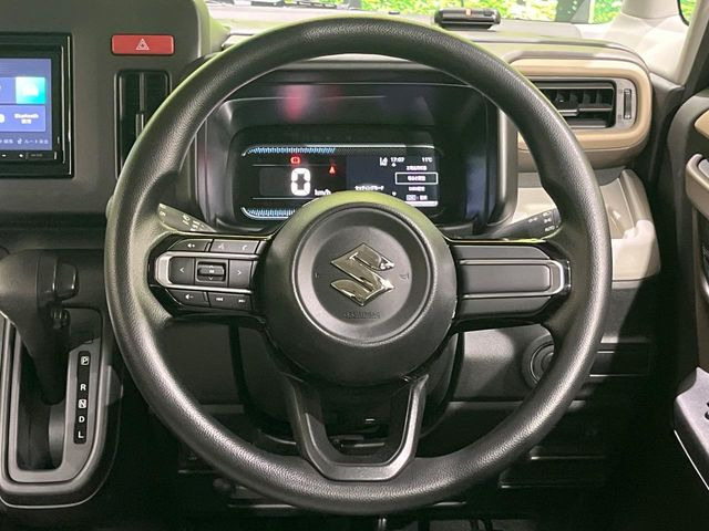 �C���e���A�ɍ��킹���f�U�C���̃X�e�A�����O�́A�^�]�������̂��Ƃ��l���A�^�]���₷���`��A�傫���ł��B�����x�A���ۂɐG���Ă��m���߂��������B