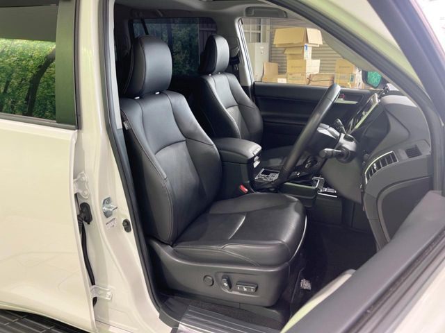 【黒革シート】上質な本革を使用し、高級感あふれる黒革シート。常に体に触れる部分だから、座り心地の良さにはこだわりたいですね♪汚れの付着や劣化を抑制する内装コーティング施工もおススメですよ♪