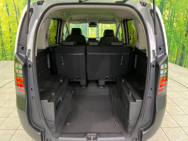 普段のお買い物や通勤、送迎等に十分な荷室スペースを確保しております。セカンドシートを倒すと、大きな荷物の積載も可能です♪
