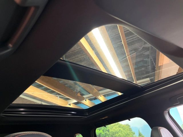 【サンルーフ】開放感たっぷりの希少装備、サンルーフが装着されています!車内に明かりを取り入れたり景色を楽しむ以外にも、車内の空気も簡単に換気できて快適です!